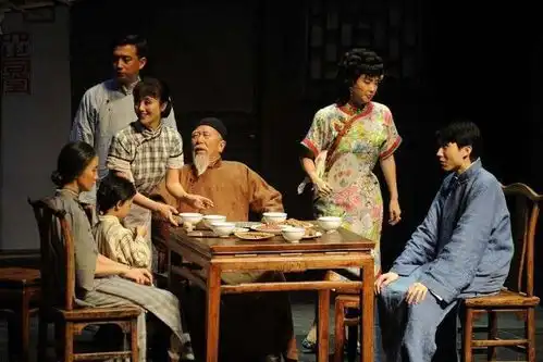 激愤vs柔和,同是早年丧父,鲁迅老舍的父亲情结有何不同
