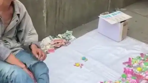 偶然看到街边卖小玩意的大叔,这一幕把我看愣了,好神奇
