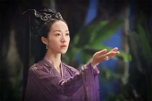 韩雪晒醉玲珑新剧照,一身紫衣尽显尊贵气质
