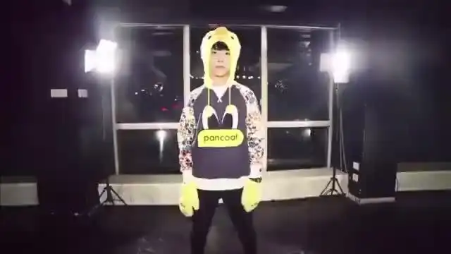 被最后易烊千玺笑容迷住小黄鸭帽子简直不要太可爱.