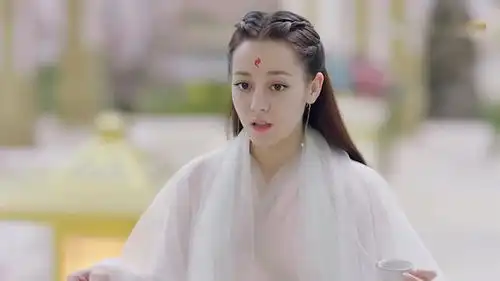 三生三世枕上书凤九向帝君行礼,却把茶洒了一地,真好笑