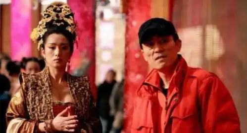 满城尽带黄金甲周润发把125万穿身上,影片怒亏1.4亿,评分仅5.6