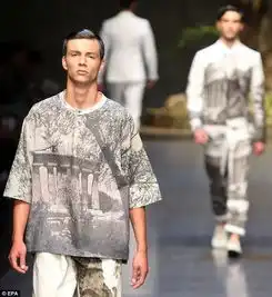裸男大闹米兰时装周组图