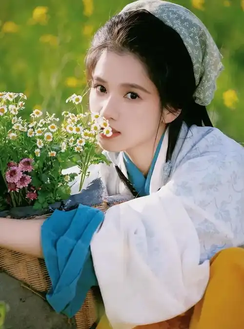 张婧仪绿色油菜花园现身,碎花头巾格外抢眼,宛若田园美人