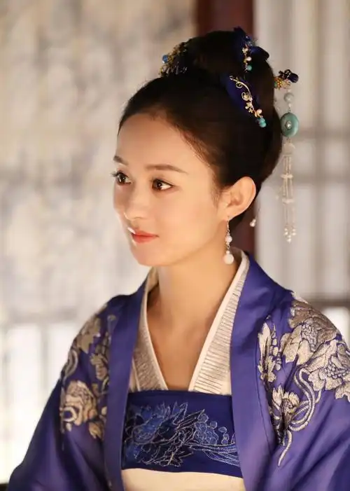 从邻家小妹到气场女王,拍什么题材火什么,赵丽颖说佟多多长大了

