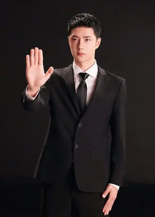 王一博壁纸啵啵最新造型来了,寸头西装正气十足超帅气