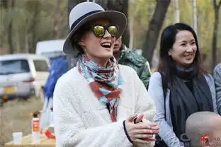 孙俪着白色大衣拍新戏变贵妇对镜比v耍宝