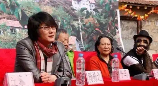 家有儿女的孙桂田逛商场,79岁的素颜有黄斑,这才是真实老人样