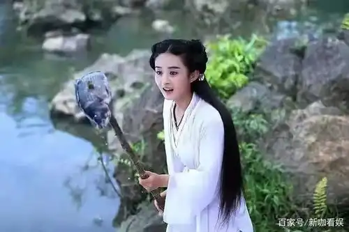 五一劳模赵丽颖回农村干活,动作干脆利落,太接地气

