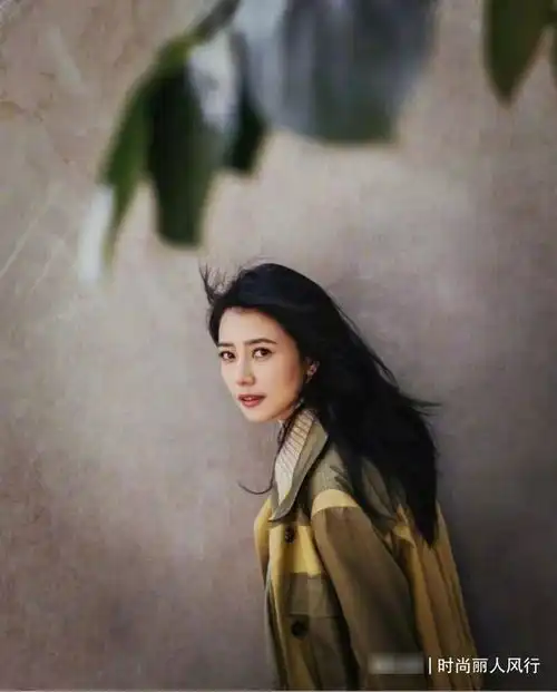 高圆圆与刘德华跳舞照曝光高圆圆穿烂大街背心超美,这颜值绝杀
