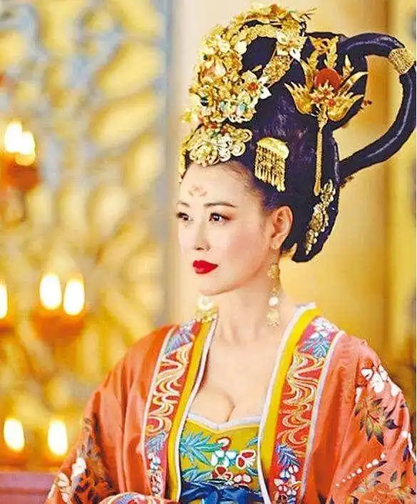 武媚娘传奇中美炸天的周海媚,三年后在这部剧中变大妈
