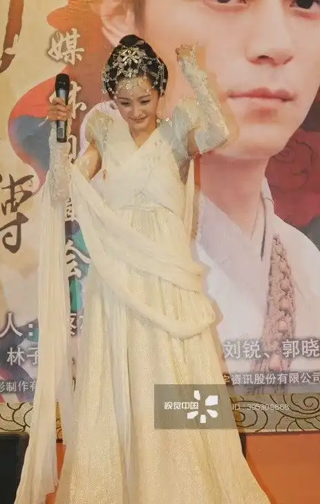 杨幂仙剑三发布会旧照曝光,灵气满满,颜值如旧
