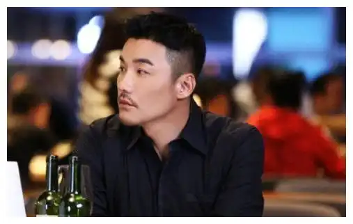 胡兵发和赵子琪领证照片仔细一看,原来是剧照
