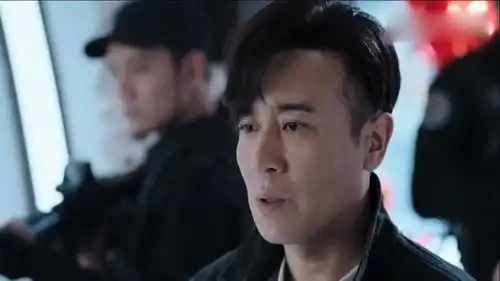 猎毒人吕云飞在河边成功把奄奄一息的吕云鹏打捞上来
