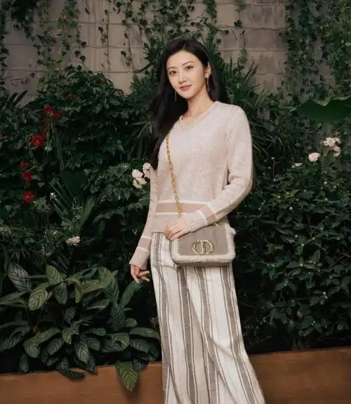 景甜微调后变化好大,穿一身柠檬黄配锁骨发,气质清冷又优雅