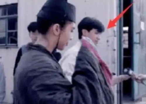 王祖贤多年前剧照流出,有谁注意到她旁边的小记者如今已红成一线明星
