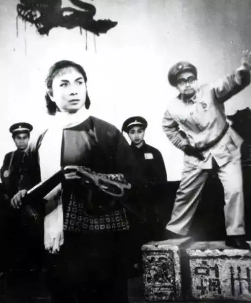 芳华绝代尹桂芳一代风流真宝玉
