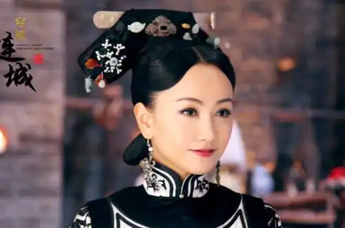 看到杨蓉的清宫剧试妆照,对比6年前的宫锁连城,颜值绝了
