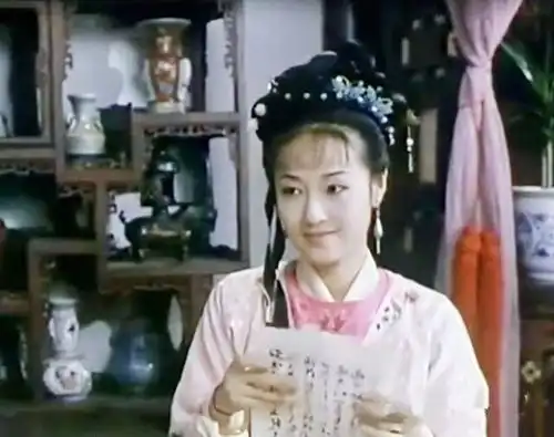 一件衣服穿7年,被蜜汁衣品耽误了美貌的马伊琍,这次和袁泉比美居然没输
