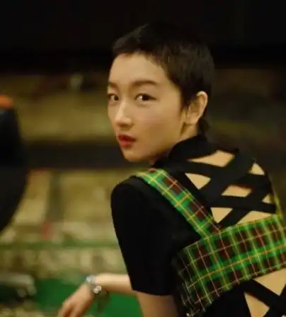 周冬雨新剧照曝光,寸头发型被热议,居然是和他合作
