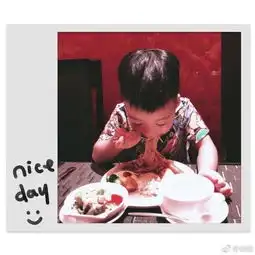 吴京儿子埋头大口吃面妥妥的一枚小吃货
