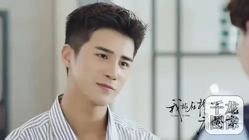 我站在桥上看风景曝治愈你海报姜潮李溪芮解锁治愈新姿势
