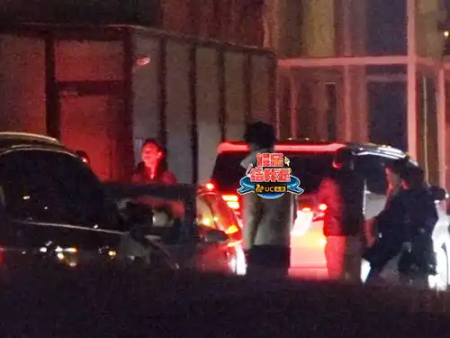 组图周冬雨获神秘帅小伙探班一同吃饭叙旧到深夜
