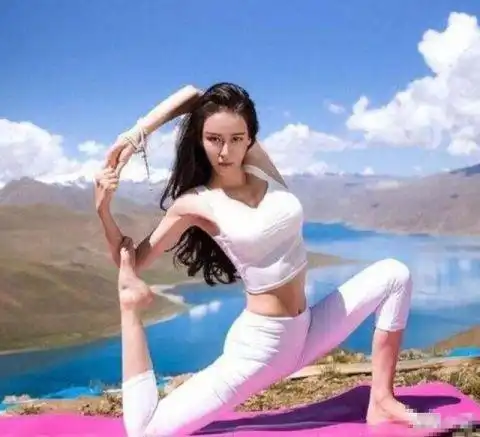 知名的瑜伽教母被成龙力捧进入娱乐圈,如今一节课10万元