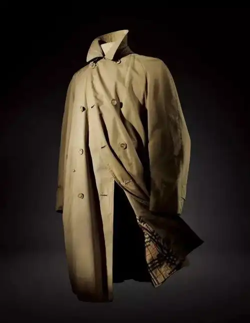 姑娘留步,你风衣在哪买的没错她们才不会告诉你呢
