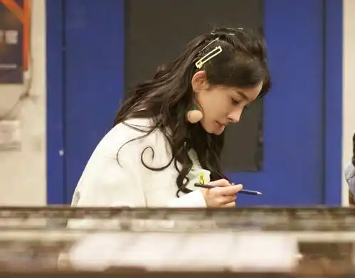 密逃新剧照释出,杨幂蜜桃耳坠吸睛满满,绝美容颜不像33岁
