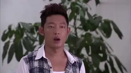 等待绽放孟妮正收拾饭桌,发现新闻报道男友拍戏落水,顿时大哭
