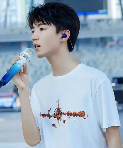 白t穿在任嘉伦,王源,王俊凯,成毅,李易峰的身上真是帅气逼人