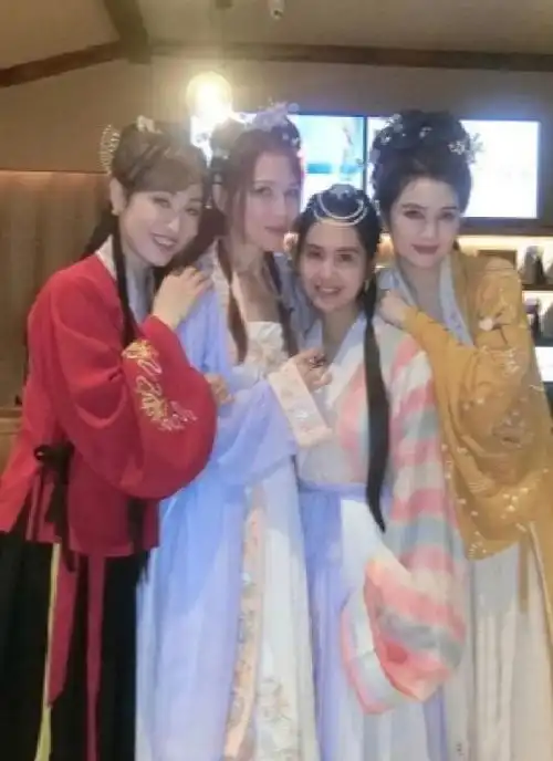 朱茵陈法蓉穿汉服翻车,美颜滤镜也遮不住层层皱纹,真的是老了