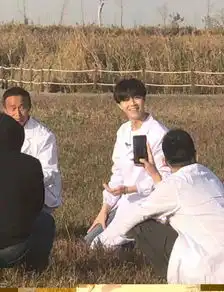 组图陈立农穿白大褂迷彩服拍摄被调侃一个人演太阳的后裔
