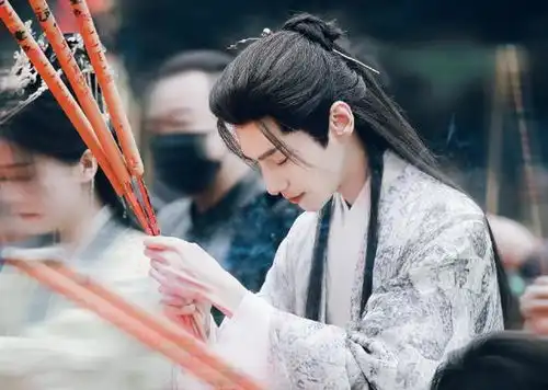 三年前和杨紫抢男主,三年后和白鹿抢男主,不愧是杨幂签约的艺人
