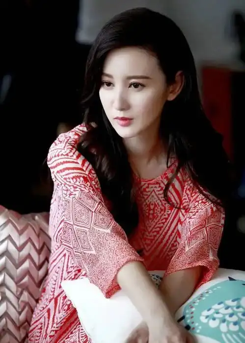 张乘乘穿旗袍秀身段,尽显古典风韵,与剧里形象反差大