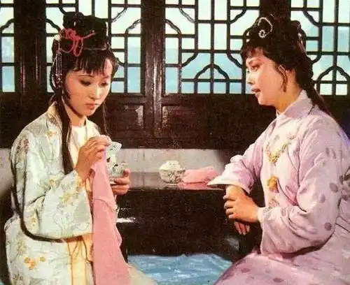 红楼梦里贾母敲打王夫人,原来是借她的手
