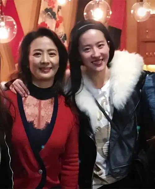 刘亦菲晒旅游照,她穿身黑根本不胖,妈妈穿格子裙貌美年轻像姐姐
