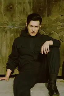 严屹宽曝潮流工装剧照眼神魅惑