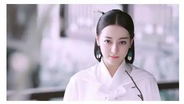 烈火如歌上线18天,就突破了24亿的播放量,迪丽热巴继续加油