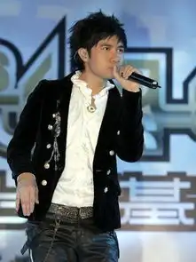 王祖贤多年前剧照流出,可在她旁边经过的记者如今已成巨星