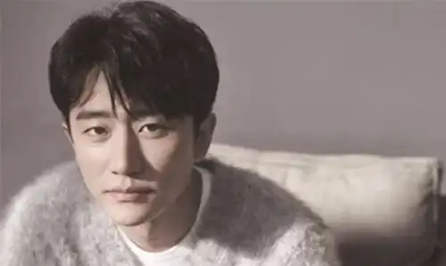 曾因年纪大错过张艺谋,而后被贴油腻标签,如今终于放飞自我
