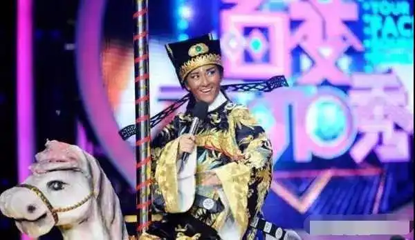 周冬雨实力模仿戴珍珠耳环的少女,龚琳娜版赫本是来搞笑的吧
