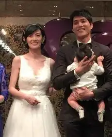 蓝正龙补办婚礼宴请好友女儿小篮球现身