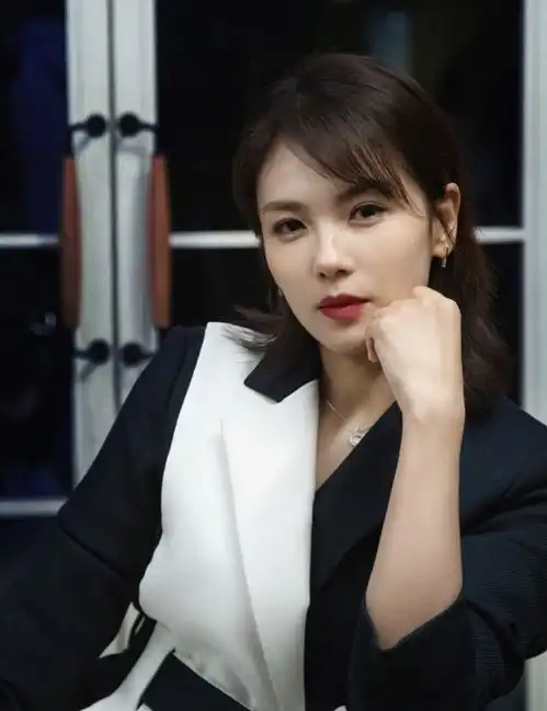 刘涛新剧又演女精英,连换10套霸总穿搭,时髦精致太有气场了
