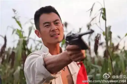 与周迅在草地野合,同马伊琍在办公室激吻,他被称为暴走的荷尔蒙,是无数女人的春药,却唯独宠爱她一个