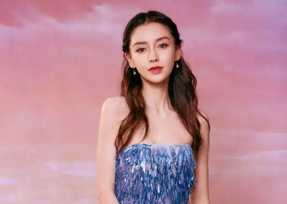 baby现身商场裙摆很乱一旁工作人员蹲下整理,杨颖当场弯腰致谢