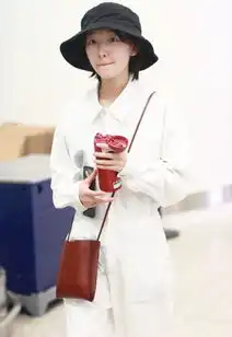 周冬雨学窦靖童拿保温杯穿工装连体裤身材平平,27岁像个小朋友
