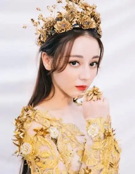 金鹰女神迪丽热巴登场遭吐槽,手臂粗壮竟是因为这个原因