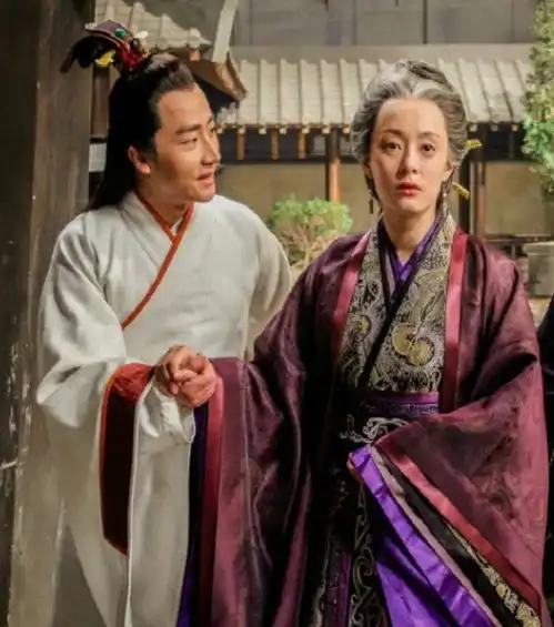 她是中国历史上第一位太后,能力不输武则天,一生经历堪称传奇